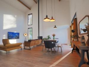 TV a/nebo společenská místnost v ubytování Maison typique du Périgord, séchoir à tabac avec piscine chauffée