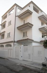 een wit huis met een witte garage bij Guest House Suite in Olbia