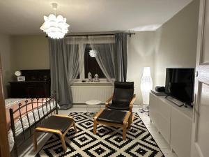 Televízia a/alebo spoločenská miestnosť v ubytovaní Cherry Tree Cozy Rooms