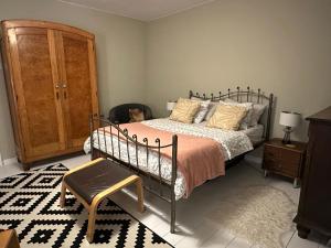 Postel nebo postele na pokoji v ubytování Cherry Tree Cozy Rooms