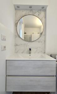 une salle de bain avec un lavabo et un miroir dans l'établissement Top Lacus-by Goccia di Lago, à Desenzano del Garda 34 autres photos