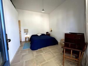 a bedroom with a blue bed and a dresser at Villa Da Mimmo a 350 mt dal mare in Campomarino