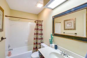 Koupelna v ubytování Overland Park Family Home with Game Room and Backyard!