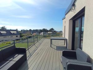 Μπαλκόνι ή βεράντα στο Maison neuve Vue Mer 4 étoiles avec SAUNA à 150m de la plage à PLEUMEUR-BODOU - Ref 242