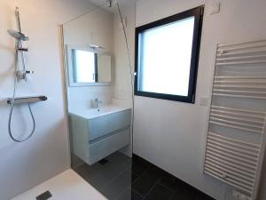 Ένα μπάνιο στο Maison neuve Vue Mer 4 étoiles avec SAUNA à 150m de la plage à PLEUMEUR-BODOU - Ref 242 +18 φωτογραφίες