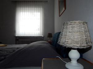 1 dormitorio con 1 cama con lámpara y ventana en Haus Hilde, en Norderney
