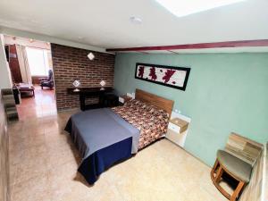 Un dormitorio con una cama y un escritorio en una habitación. en Huerta Grande 2, en Huerta Grande