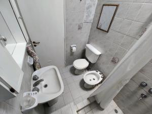 un baño con inodoro y lavabo en Huerta Grande 2, en Huerta Grande 14 fotos más