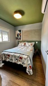 Una cama o camas en una habitación de Lindo Studio Vila Pauliceia Santana Zona Norte