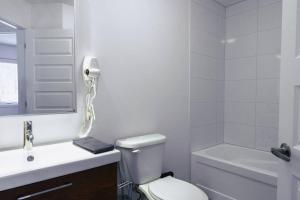 ein weißes Badezimmer mit Toilette und Dusche in der Unterkunft Modern Mont Blanc Ski in Ski out Townhouse in Saint-Faustin + 31 Fotos