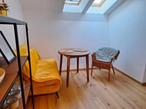 a living room with a table and a chair at Ferien-Loft Resi 2 in Garmisch-Partenkirchen