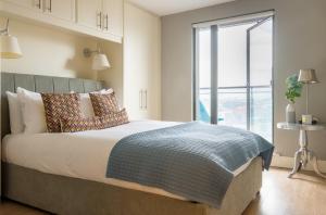 Una cama o camas en una habitación de GuestReady - Enchanting views from Millenium Tower