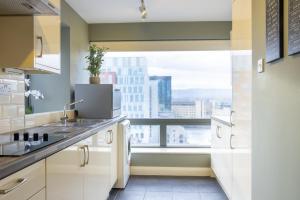 Una cocina o kitchenette en GuestReady - Enchanting views from Millenium Tower