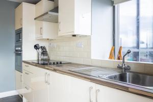 Una cocina o kitchenette en GuestReady - Enchanting views from Millenium Tower