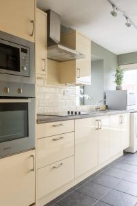 Una cocina o kitchenette en GuestReady - Enchanting views from Millenium Tower