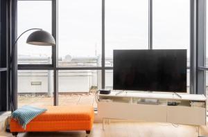 Una televisión o centro de entretenimiento en GuestReady - Enchanting views from Millenium Tower