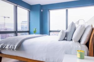 Una cama o camas en una habitación de GuestReady - Enchanting views from Millenium Tower