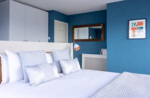 Una cama o camas en una habitación de GuestReady - Enchanting views from Millenium Tower