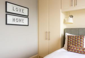 Una cama o camas en una habitación de GuestReady - Enchanting views from Millenium Tower