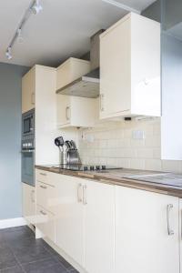 Una cocina o kitchenette en GuestReady - Enchanting views from Millenium Tower