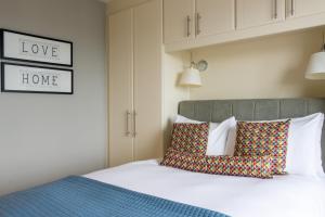 Una cama o camas en una habitación de GuestReady - Enchanting views from Millenium Tower