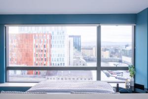 Una cama o camas en una habitación de GuestReady - Enchanting views from Millenium Tower
