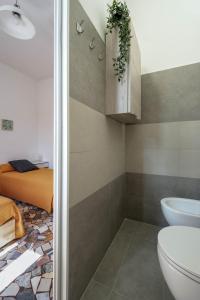 une salle de bain avec douche et toilettes dans l'établissement Affittacamere CASADELFALEGNAME, Camera doppia con bagno, à San Giovanni in Bosco 3 autres photos