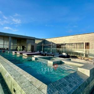 una gran piscina frente a un edificio en Apartamento em Maceió Beira Mar Pajuçara - New Time 1319, en Maceió
