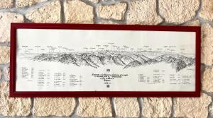 een ingelijste tekening van een bergketen aan de muur bij Charmant studio avec jardin, 2pers, centre-ville in Cauterets +1 foto