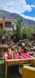 una mesa de picnic con una manta encima en Kamanti Hostel, en Písac