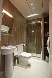 A bathroom at Invicta Hotel