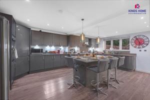 Η κουζίνα ή μικρή κουζίνα στο Shirley - Games room with private parking x4 - Work stays and Families