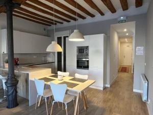 Una cocina y un comedor con mesa y sillas. en En el corazón de Pamplona, en Pamplona