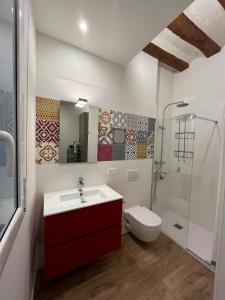 Un baño con lavabo, inodoro y ducha. en En el corazón de Pamplona, en Pamplona