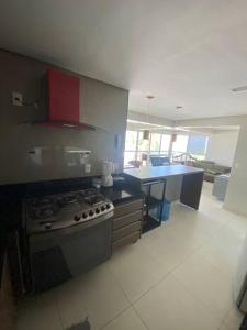 - une cuisine avec une cuisinière dans l'établissement Cobertura 3 suítes com 1 dependência, à Pirangi do Norte 4 autres photos