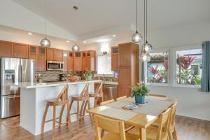 Köök või kööginurk majutusasutuses Oceanfront Home with Pool Access, Views in Papaikou