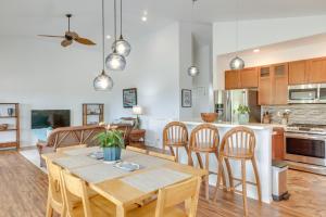 Köök või kööginurk majutusasutuses Oceanfront Home with Pool Access, Views in Papaikou