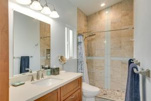 Vannituba majutusasutuses Oceanfront Home with Pool Access, Views in Papaikou