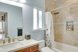 Vannituba majutusasutuses Oceanfront Home with Pool Access, Views in Papaikou