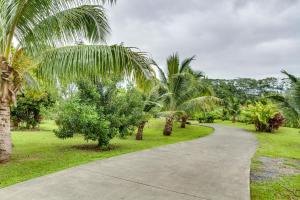 Aed väljaspool majutusasutust Oceanfront Home with Pool Access, Views in Papaikou