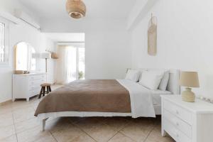1 dormitorio blanco con 1 cama y vestidor blanco en Villa Meganisi, en Agios Nikolaos 46 fotos más