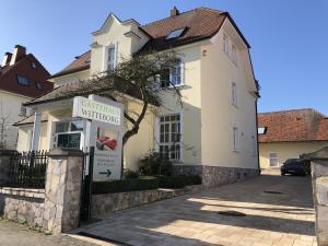un edificio bianco con un cartello davanti di Gästehaus Witteborg a Paderborn