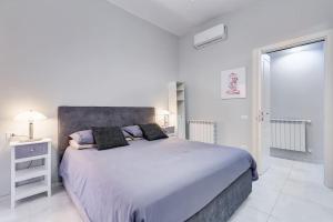 Un dormitorio blanco con una cama grande y una ventana. en Vatican Escape, en Roma