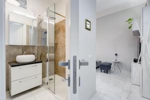 Un baño con lavabo y ducha de cristal. en Vatican Escape, en Roma 35 fotos más