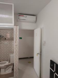 サン・アンドレスにあるApartamentos arizonaのバスルーム(トイレ付)と部屋のドアが備わります。