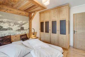 a bedroom with two beds and a painting on the wall at Appartamento1 deluxe - Alpen Suite in Livigno