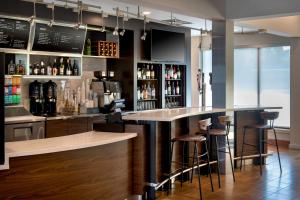 Courtyard by Marriott New Haven Wallingford酒廊或酒吧区
