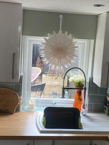 Dapur atau dapur kecil di Sun lane cottage