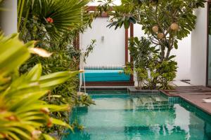 拜尔卡Okan Chalet的花园内的游泳池