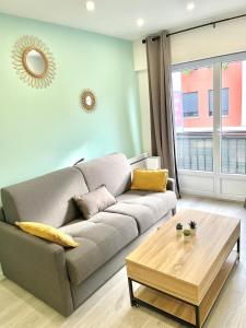 un salon avec un canapé et une table basse dans l'établissement ChicCosy Studio 2mn RER proche Paris Aéroport Cdg - Supermarché en bas immeuble, à Villepinte